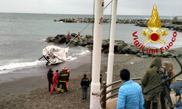 Barca a vela si arena in spiaggia a Genova: salvi scafo ed equipaggio