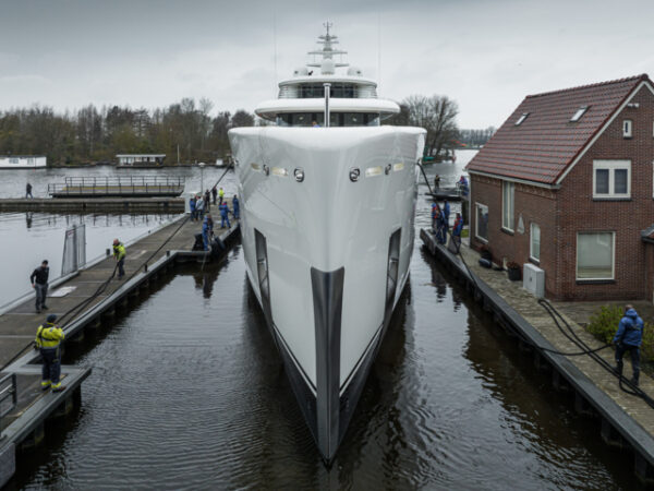 Il “muscolare” Project 823 di Feadship esce allo scoperto: ecco le prime foto