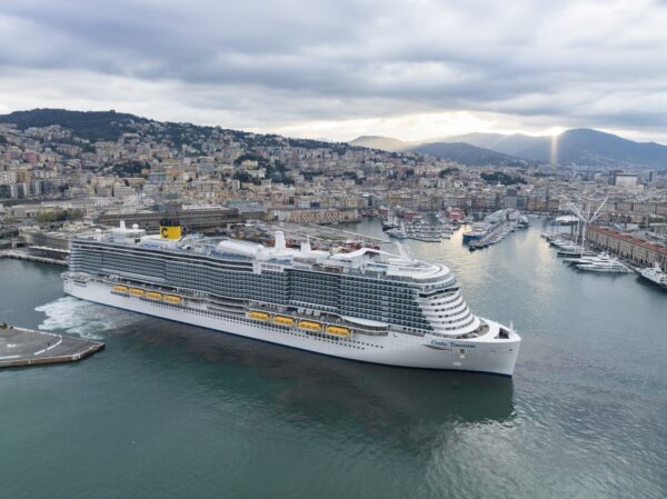 Il debutto di Costa Toscana a Genova: le foto