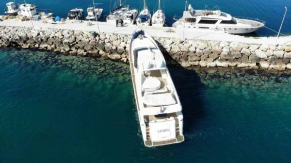 Il m/y “Gemini” di Ferretti va a scogli in Turchia: le foto