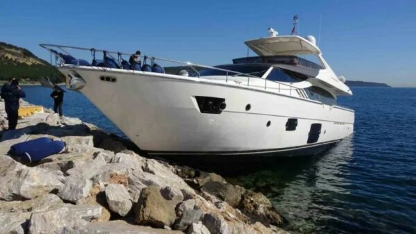 Il m/y “Gemini” di Ferretti va a scogli in Turchia