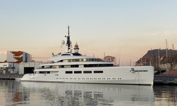 Avvistato a Barcellona “Vava II”, il superyacht di Ernesto Bertarelli