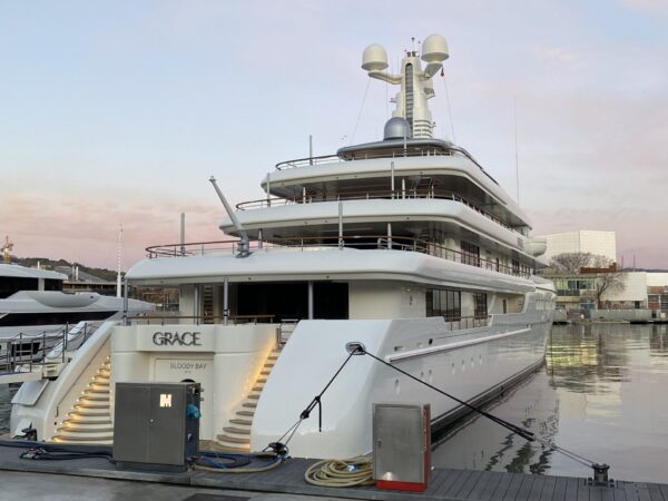 Il superyacht “Grace” avvistato a Barcellona: le nostre foto