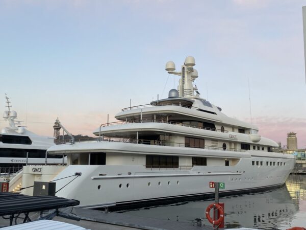 Il superyacht “Grace” avvistato a Barcellona: le nostre foto