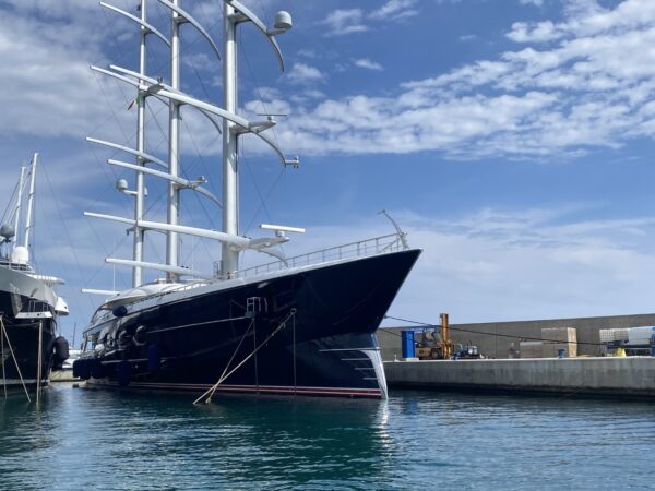 Il superyacht a vela “Black Pearl” avvistato a Genova: le immagini di DN