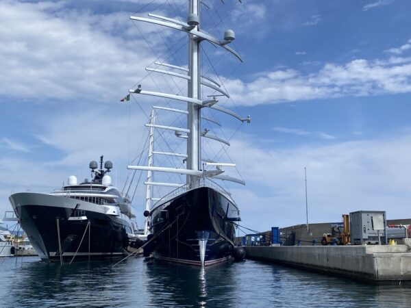 Il superyacht a vela “Black Pearl” a Genova: le foto di DN