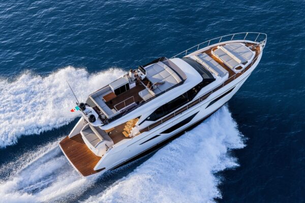 A bordo del Ferretti Yachts 580: linee sportive, comfort e vivibilità – Il video di DN