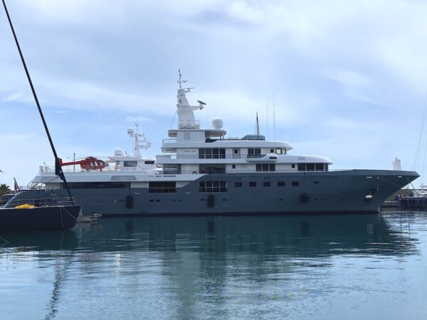 Il superyacht Planet Nine (con elicottero) avvistato a Genova: le immagini di DN