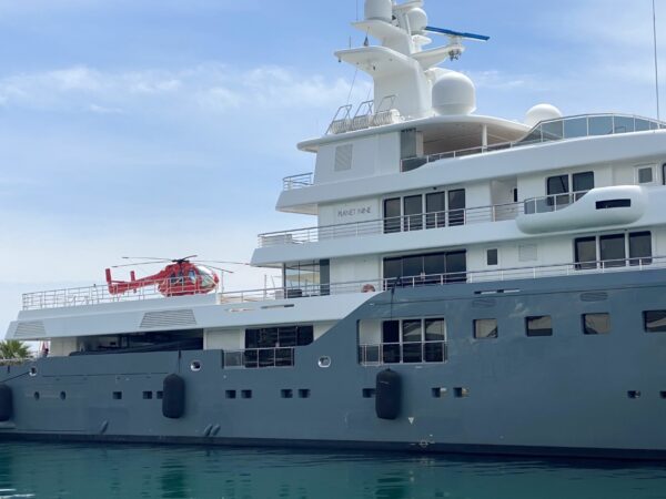 Il superyacht Planet Nine (con elicottero) avvistato a Genova: il video