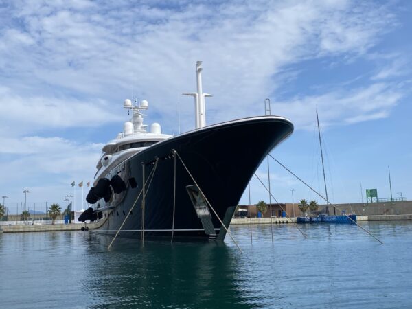 Il superyacht Aquila di 85 metri avvistato a Genova: il video e le foto di DN