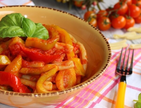 Pasta con sugo ai peperoni dolci