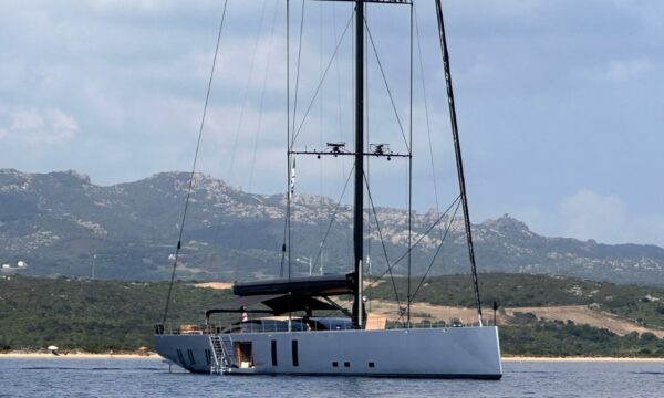 Il sailing yacht Sarissa avvistato a Porto Pollo in Sardegna