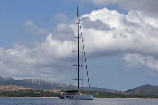 Il sailing yacht Sarissa avvistato a Porto Pollo in Sardegna