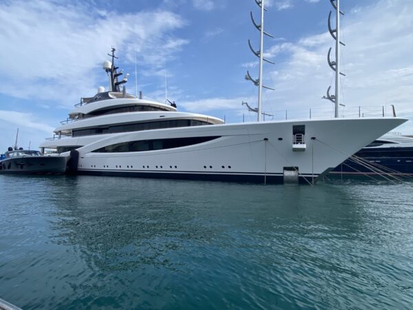 Il superyacht Juice avvistato a Genova: le immagini di DN