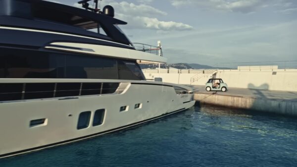 Lo spot della Fiat Topolino a bordo di uno yacht