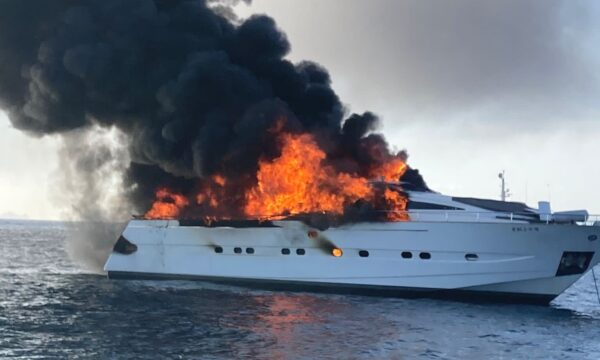 Il megayacht Irmao di 27 metri distrutto da un incendio a Formentera