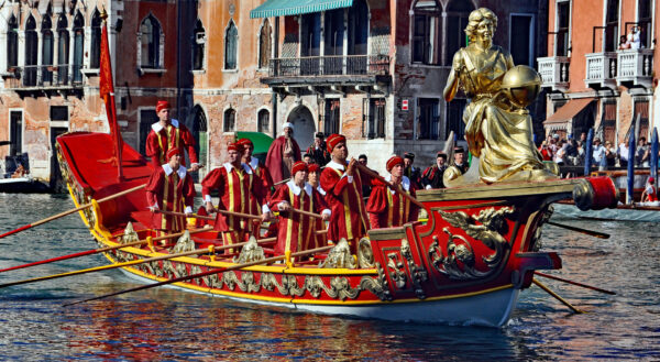 A Venezia torna a sfilare sul Canal Grande la Regata Storica