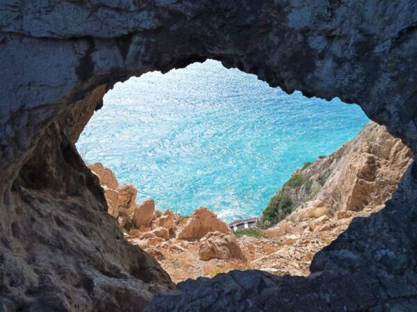 Grotta dei Falsari: una piccola finestra sul mare della Liguria