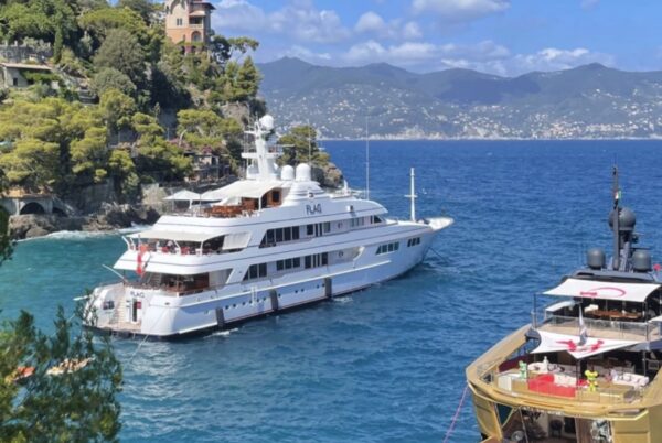 Il superyacht “Flag” ormeggiato a Portofino: le foto di Daily Nautica