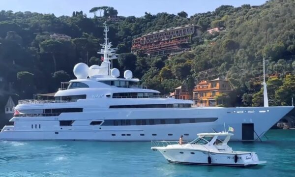 Il superyacht Naia avvistato a Portofino: 73 metri di lunghezza per un charter extralusso