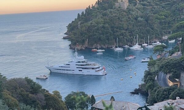 Il superyacht Naia avvistato a Portofino