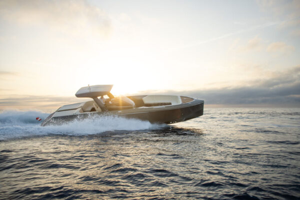 Anteprima mondiale del walkaround 1212 Ghost Air di Frauscher al Cannes Yachting Festival