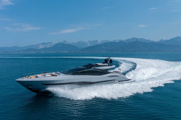 In acqua il quinto Mangusta 104 REV: veloce e sportivo entry level fedele al Dna del cantiere