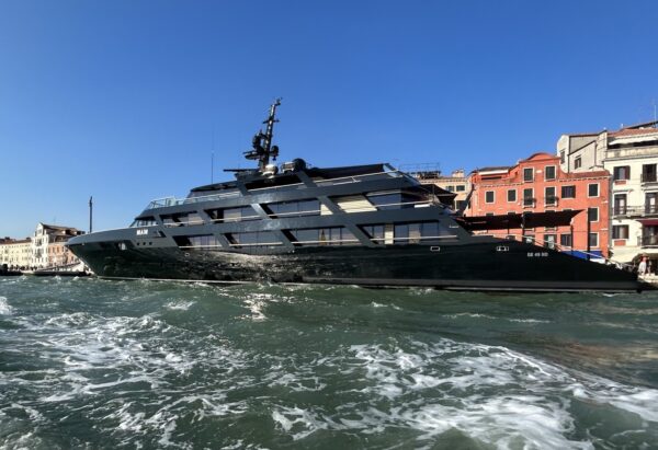 Giorgio Armani al Festival del Cinema di Venezia con il suo megayacht Main: le immagini di DN