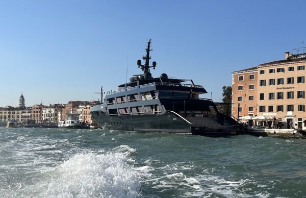 Giorgio Armani al Festival del Cinema di Venezia con il suo megayacht