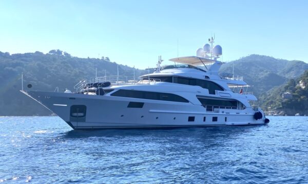 Il megayacht “Lady Lilian” avvistato a Portofino