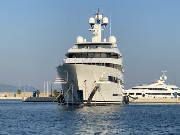 Il superyacht Avantage (87 metri) a Genova