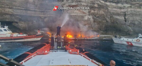 caicco in fiamme a lampedusa