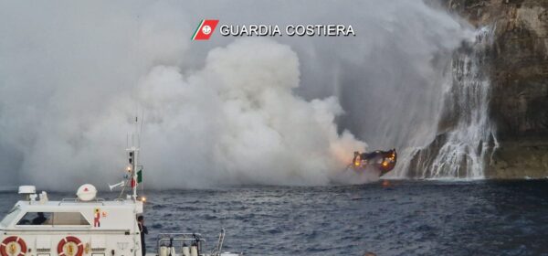 Caicco in fiamme affonda a Lampedusa: interviene Nave Diciotti della Guardia Costiera