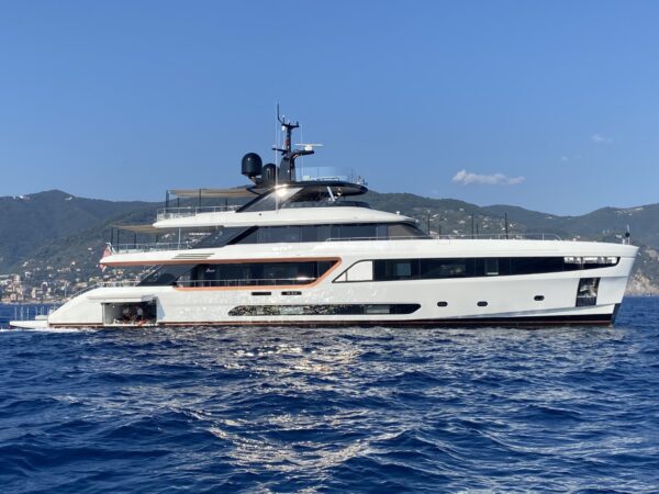 Il megayacht Eh2 avvistato a Portofino: foto e video di DN