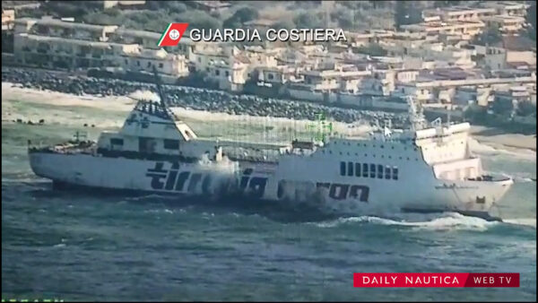 Nave cargo rompe il cavo di rimorchio e si arena davanti alle coste siciliane