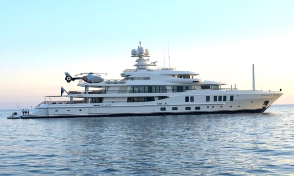 Il superyacht “New Secret” avvistato in Toscana – Le foto di DN