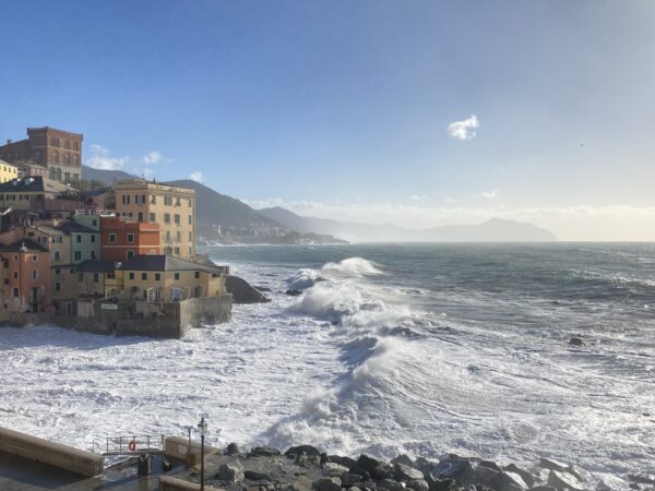 La grande mareggiata vista da Genova: il video di Daily Nautica