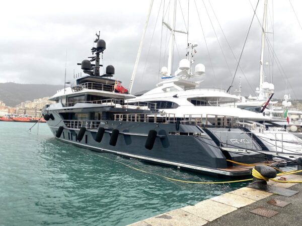 Il megayacht Amo ormeggiato a Genova: le foto del Sanlorenzo di Gianluigi Aponte