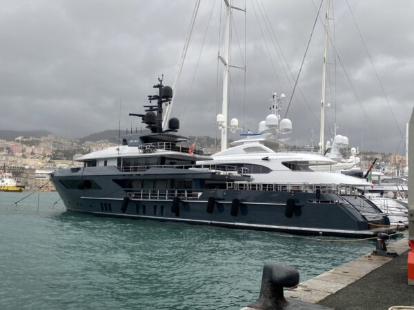 Il megayacht Amo ormeggiato a Genova: le foto del Sanlorenzo di Gianluigi Aponte