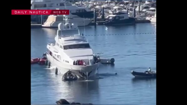 Il superyacht Tumburry C si incaglia nel porto di Sanxenxo in Spagna