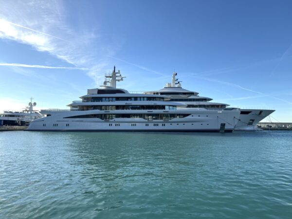 Il superyacht Energy ormeggiato a Genova: le foto di DN