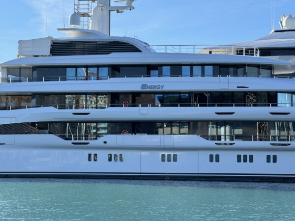 Il superyacht Energy ormeggiato a Genova: il video di DN