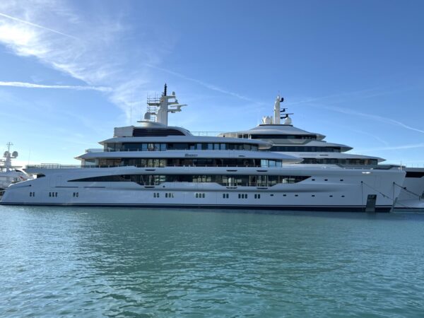 Il superyacht Energy di 78 metri ormeggiato a Genova: le foto e il video di Daily Nautica