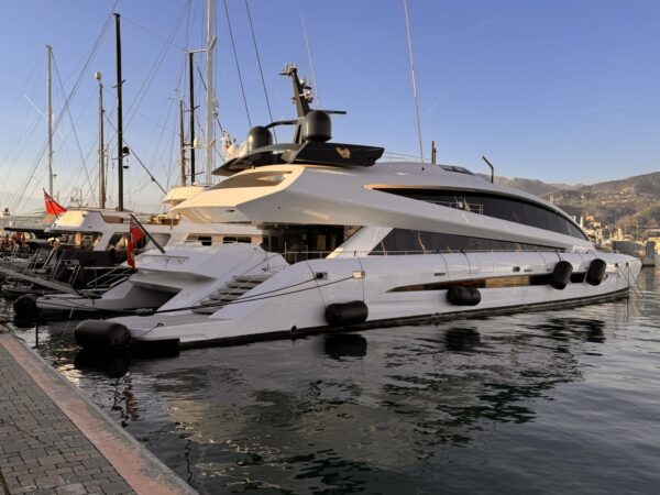 Il super catamarano Royal Falcon One avvistato a Genova