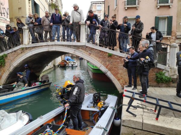 Gondolieri subacquei per pulire i canali di Venezia