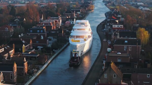 Project 715 di Feadship verso il completamento: il viaggio tra i canali olandesi