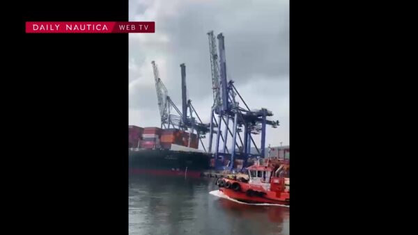 Nave portacontainer abbatte quattro gru del porto in Turchia