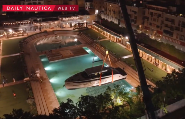 Azimut Seadeck 6 alla Milano Design Week: ecco lo spettacolare video del suo arrivo in città