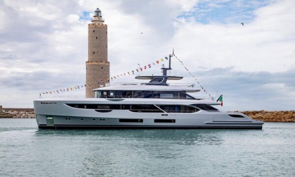 Tocca l’acqua il Benetti Oasis 40M M/Y Cosmico