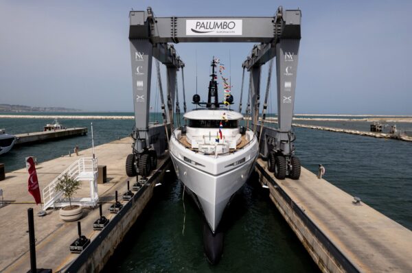 Columbus Atlantique 43 M/Y Night Fury II 推出 – 照片和视频